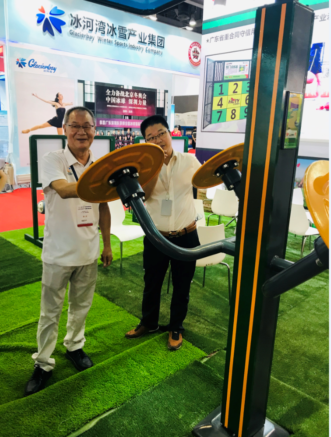 足协叶主席到体育展会现场指导